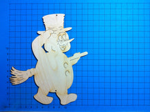 Lade das Bild in den Galerie-Viewer, Schneemann mit Zylinder und Besen aus Holz