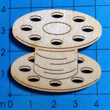 Lade das Bild in den Galerie-Viewer, Nähmaschinengarnspule aus Holz