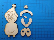 Lade das Bild in den Galerie-Viewer, Schneemann-Mädchen "Yuki" als Standfigur aus Holz