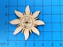 Lade das Bild in den Galerie-Viewer, Sonne mit Gesicht und herausgestreckter Zunge aus Holz
