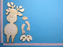 Lade das Bild in den Galerie-Viewer, Rentier mit Mütze als Standfigur aus Holz