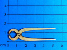 Lade das Bild in den Galerie-Viewer, Beißzange aus Holz