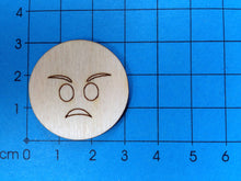 Lade das Bild in den Galerie-Viewer, Button mit Gesicht aus Holz, verärgert