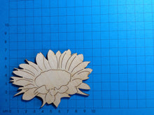 Lade das Bild in den Galerie-Viewer, Sonnenblumenblüte aus Holz