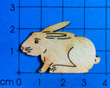 Lade das Bild in den Galerie-Viewer, Feldhase hockend aus Holz