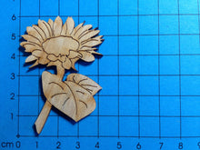 Lade das Bild in den Galerie-Viewer, Sonnenblume mit Stiel aus Holz