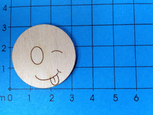 Lade das Bild in den Galerie-Viewer, Button mit Gesicht aus Holz, zwinkernd und ausgestreckter Zunge