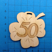 Lade das Bild in den Galerie-Viewer, Kleeblatt aus Holz mit Zahlen graviert 6cm