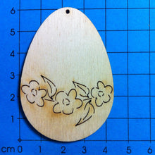 Lade das Bild in den Galerie-Viewer, Osterei/Ei mit Blütenranke quer aus Holz Osterbasteln einfach mit Kindern, Osterdekoration aus Holz gestalten, Basteln zu Ostern mit Kindern, Ostergeschenk selber basteln, basteln mit Kindern, Ostereier, Osterei, Bastelideen für Ostern, Eier, Ei, Osterbasteln mit Kindern einfach, Osterdeko selbst gestalten, Basteln für Osterdeko, EIH 6506