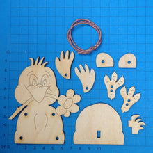 Lade das Bild in den Galerie-Viewer, Küken aus Holz, Schlenker-Figur