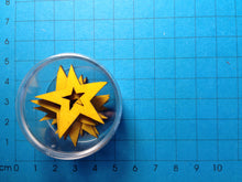 Lade das Bild in den Galerie-Viewer, Weihnachtsdeko gestalten, Deko mit Sternen aus Holz gestalten, Winterdeko selbst gestalten, Bastelidee Winter, basteln mit Holz, Sterne malen, Sterne aus Holz basteln, basteln mit Kindern im Winter, Sterne basteln Weihnachten, Weihnachtsdekoration, Geschenkidee für Weihnachten, Weihnachtsbasteln, STH 55D03-F07