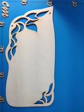 Lade das Bild in den Galerie-Viewer, Schild mit augeschnittenen Jugendstil schmal aus Holz Basteln mit Holz, Schilder für den Eingang, Holzideen , Schild zur Geburt, Schilder aus Holz, Basteln mit Holz für Kinder, Schild zur Hochzeit basteln, Holz bemalen, Schild zur Taufe, Schilder zum Basteln, Türschild, Schild fürs Kinderzimmer, Schild zum Geburtstag, RXH 3040