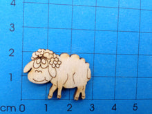 Lade das Bild in den Galerie-Viewer, Schaf mit Blume aus Holz