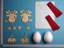 Lade das Bild in den Galerie-Viewer, Rentier mit Mütze aus Holz und Styropor