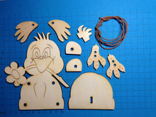 Lade das Bild in den Galerie-Viewer, Küken aus Holz, Schlenker-Figur