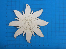 Lade das Bild in den Galerie-Viewer, Sonne mit Gesicht und herausgestreckter Zunge aus Holz