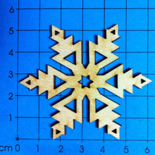 Lade das Bild in den Galerie-Viewer, Eiskristall mit Ausschnitten aus Holz