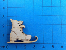 Lade das Bild in den Galerie-Viewer, Schlittschuh antik aus Holz