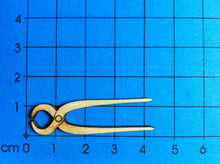 Lade das Bild in den Galerie-Viewer, Beißzange aus Holz