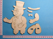 Lade das Bild in den Galerie-Viewer, Schneemann mit Fliege und Zylinder als Standfigur aus Holz