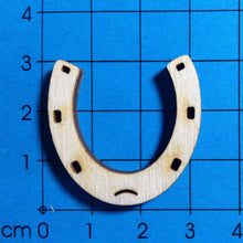 Lade das Bild in den Galerie-Viewer, Hufeisen aus Holz