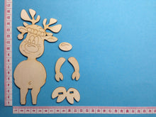 Lade das Bild in den Galerie-Viewer, Rentier mit Mütze als Standfigur aus Holz