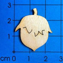 Lade das Bild in den Galerie-Viewer, Haselnuss aus Holz