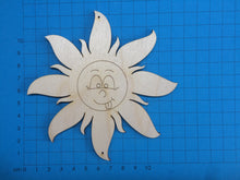 Lade das Bild in den Galerie-Viewer, Sonne mit Gesicht und herausgestreckter Zunge aus Holz