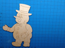 Lade das Bild in den Galerie-Viewer, Schneemann mit Fliege und Zylinder aus Holz Bastelidee Winter, Weihnachtsdekoration, Weihnachtsbasteln, Schneemann aus Holz basteln, Geschenkidee für Weihnachten, Schneemann basteln Weihnachten, basteln mit Kindern im Winter, basteln mit Holz, Weihnachtsdeko gestalten, Winterdeko selbst gestalten, Schneemann aus Holz gestalten, Schneemann malen, Weihnachtsdekoration, Schneemann aus Holz gestalten, basteln mit Kindern im Winter, Geschenkidee für Weihnachten, Bastelidee Winter, Weihnachtsdeko gestalten, Wei