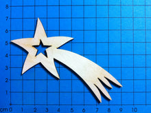 Lade das Bild in den Galerie-Viewer, Kometen mit Ausschnitt aus Holz