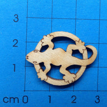 Lade das Bild in den Galerie-Viewer, Schmuckteil aus Holz, verschiedene Figuren 2cm