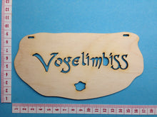 Lade das Bild in den Galerie-Viewer, Schild mit Ausschnitt "Vogelimbiss" aus Holz Holz bemalen, Schild zur Taufe, Schilder aus Holz, Schilder für den Eingang, Basteln mit Holz, Schilder zum Basteln, Holzideen , Schild zum Geburtstag, Türschild, Basteln mit Holz für Kinder, Schild fürs Kinderzimmer, Schild zur Hochzeit basteln, Schild zur Geburt, BAH 7516