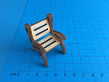 Lade das Bild in den Galerie-Viewer, Stuhl aus Holz