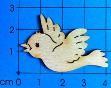 Lade das Bild in den Galerie-Viewer, Kleiner fliegender Vogel aus Holz
