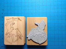 Lade das Bild in den Galerie-Viewer, Stempel "2 Tauben mit Doppelherz" 7 cm Stempel für Kartengestaltung, Stempel für Kinder, Stempel für Holz, Stempel für scrapbooking, Stempel mit Holzgriff, Stempel für Geschenke, Stempeln, Stempel für Hochzeit, Tauben mit Doppelherz Stempel, Stempelideen, SPG 5707