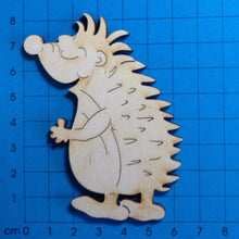 Lade das Bild in den Galerie-Viewer, Igel mit geschlossenen Augen aus Holz