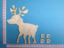Lade das Bild in den Galerie-Viewer, Elch mit Hufen aus Holz zum Hinstellen