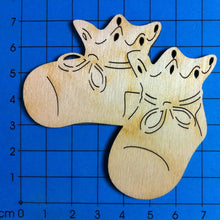 Lade das Bild in den Galerie-Viewer, Babyschuhpaar aus Holz