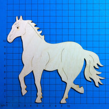 Lade das Bild in den Galerie-Viewer, Pferd trabend aus Holz