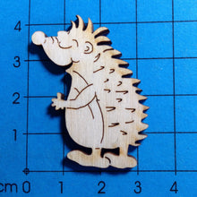 Lade das Bild in den Galerie-Viewer, Igel mit geschlossenen Augen aus Holz