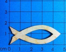 Lade das Bild in den Galerie-Viewer, Fische mit Ausschnitt aus Holz