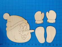 Lade das Bild in den Galerie-Viewer, Schneemann mit Mütze aus Holz, Kantenhocker
