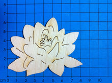 Lade das Bild in den Galerie-Viewer, Seerose aus Holz