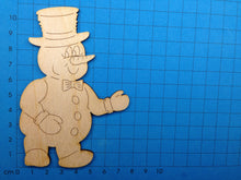 Lade das Bild in den Galerie-Viewer, Schneemann mit Fliege und Zylinder aus Holz