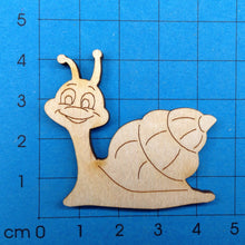 Lade das Bild in den Galerie-Viewer, Schnecke lächelnd aus Holz