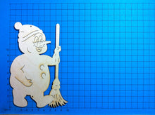 Lade das Bild in den Galerie-Viewer, Schneemann mit Mütze und Besen aus Holz