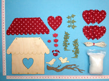 Lade das Bild in den Galerie-Viewer, Haus aus Holz mit Filzherzen