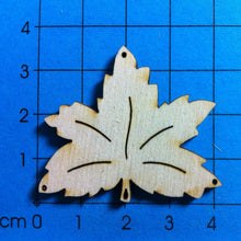 Lade das Bild in den Galerie-Viewer, Ahornblatt aus Holz
