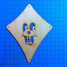 Lade das Bild in den Galerie-Viewer, Drachen mit Gesicht aus Holz