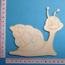 Lade das Bild in den Galerie-Viewer, Schnecke lächelnd aus Holz